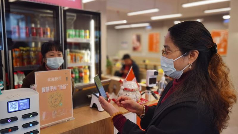 在选择开锁换锁厂家时，可以从以下几个方面进行判断：